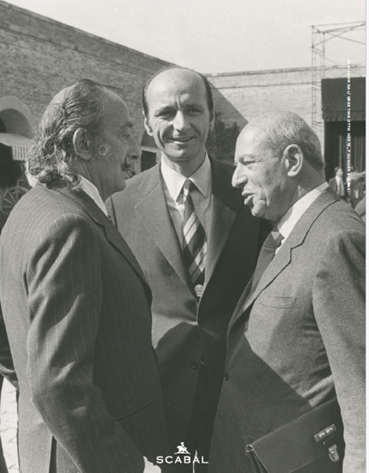 < 오토 헤르츠 스카발 창업자(사진 오른쪽)와 살바도르 달리(사진 왼쪽)는 깊은 친분을 나누던 사이로 자주 만나 남성 패션에 관한 얘기를 나누었다. 지난 1970년대 초 2000년대 남성복이 어떤 방향으로 발전해갈지에 대해 헤르츠 회장이 달리에게 작품을 의뢰해 그 결과 그려진 12점 그림이 이번 행사에서 다른 작품과 함께 전시된다 / 사진 제공 : 스카발 >