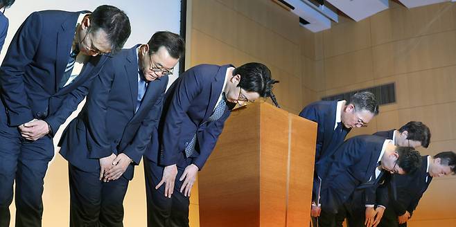 조좌진 롯데카드 대표이사 등 관계자들이 18일 서울 중구 부영태평빌딩에서 해킹 사고로 인한 고객 정보 유출사태에 대해 대고객 사과를 하고 있다. [이승환 기자]