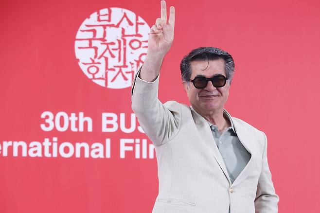 손 흔드는 자파르 파나히 감독. 연합뉴스