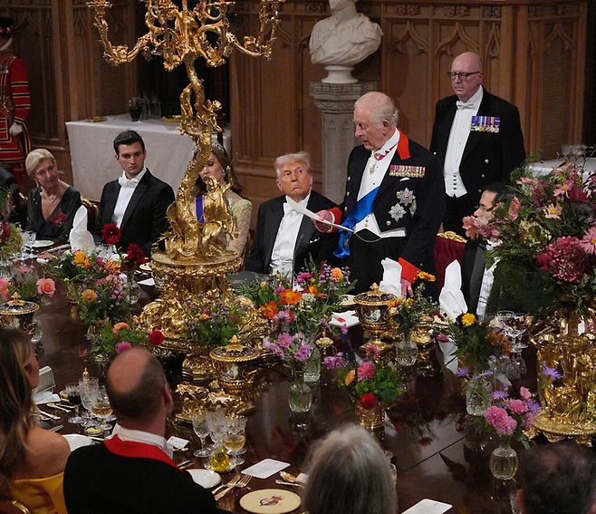 17일(현지시간) 찰스 3세 영국 국왕(왼쪽 다섯째)이 영국 윈저성에서 열린 도널드 트럼프 미국 대통령(왼쪽 넷째)의 국빈방문을 환영 만찬에서 연설을 하고 있다. [AP = 연합뉴스]