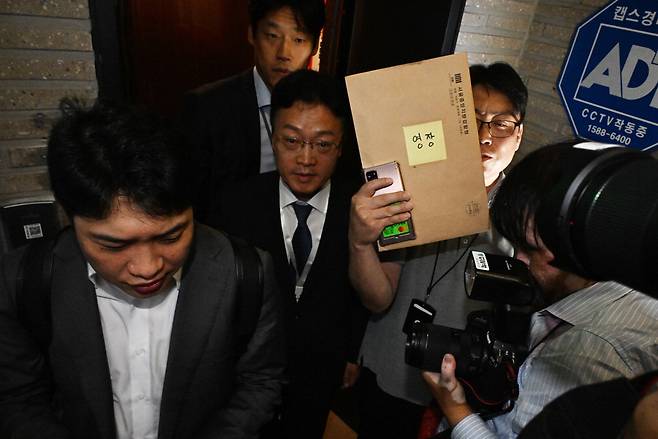 김건희 여사의 의혹을 수사하는 민중기 특별검사팀이 18일 국민의힘 중앙당사에 진입하기 위해 야당 측 변호사와 언쟁을 벌이고 있다. 이날 특검팀은 '통일교 집단 입당' 의혹을 확인하기 위해 국민의힘 당원명부 압수수색에 나섰다. 한주형 기자