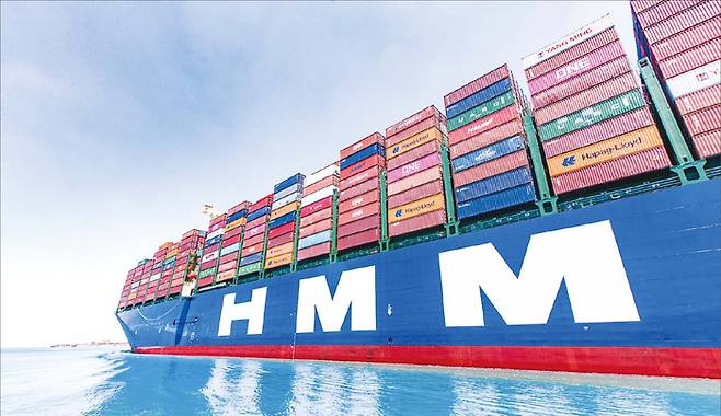 포스코가 HMM 인수전에 뛰어들면서 재계 관심이 뜨겁다. 사진은 HMM 선박. (HMM 제공)