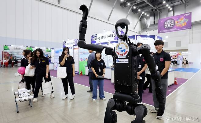 [대구=뉴시스] 이무열 기자 = 10일 대구 북구 엑스코에서 열린 2025 대구교육청 직업교육박람회 특·마(특성화고·마이스터고) 페스티벌에서 대구공업고등학교 부스에서 인간 동작을 학습하는 휴머노이드 로봇 작동을 시연하고 있다. 2025.09.10. lmy@newsis.com /사진=이무열