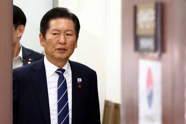 정청래 더불어민주당 대표가 조희대 대법원장의 '한덕수 회동' 의혹 부인에 대해 잇달아 직격탄을 날렸다. 사진은 정청래 더불어민주당 대표가 지난 17일 오후 서울 여의도 국회에서 열린 언론현업 4단체 비공개 간담회에 참석하기 위해 당대표실을 나서는 모습. /사진=뉴시스