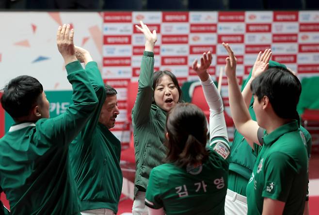 PBA 팀리그 3라운드 4일 차 일정을 마쳤다. 이날 상위 4개 팀이 3승 1패를 거두며 치열한 접전을 펼쳤다. 사진은 지난 17일 경기 고양킨텍스 PBA스타디움에서 열린 웰컴저축은행 PBA 팀리그 2025-2026 3라운드 4일 차 일정을 마친 하나카드 선수단의 모습. /사진=프로당구협회(PBA) 제공