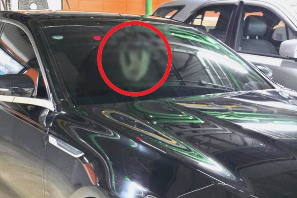 마트 주차장에 주차한 승용차 백미러에 여성의 팬티가 걸려 있었다는 제보가 전해졌다. 사진은 대형마트에 주차된 승용차 백미러에 여성 속옷이 걸린 모습. /사진=온라인커뮤니티 캡처