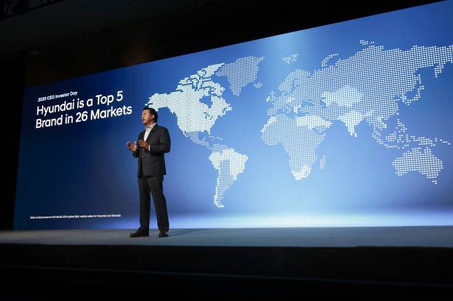 호세 무뇨스 현대차 사장이 미국 뉴욕에서 열린 CEO 인베스터데이에서 글로벌 톱을 정조준 한 중장기 사업 전략을 발표했다. /사진=현대차