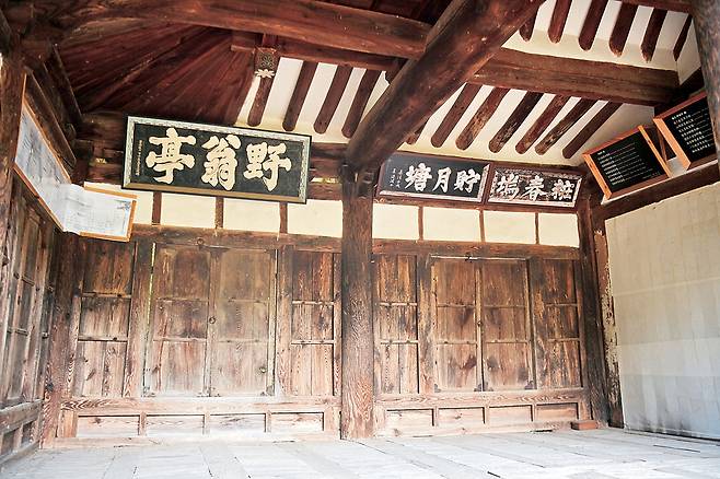 구천리의 정자 야옹정. 마루가 넓은 건, 풍류를 즐기기보다 제자를 가르치는 데 힘썼다는 증거다.