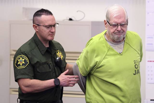 아내를 살해한 혐의로 유죄평결을 받은 제프리 퍼거슨이 17일(현지시간) 오렌지카운티 법원에 입장하고 있다. AP 연합뉴스