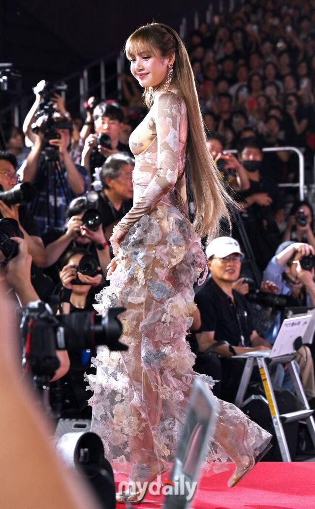 그룹 블랙핑크 리사가 17일 부산 해운대구 영화의전당에서 진행된 제30회 부산국제영화제 개막식에 참석했다. / 한혁승 기자