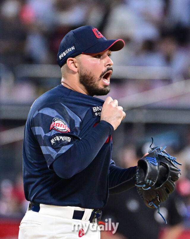 2025년 9월 3일 오후 경기도 수원KT위즈파크에서 열린 '2025 신한 SOL뱅크 KBO 리그' 롯데 자이언츠와 KT 위즈의 경기. 롯데 선발투수 감보아가 1회말 3실점 한 뒤 당황하고 있다./마이데일리