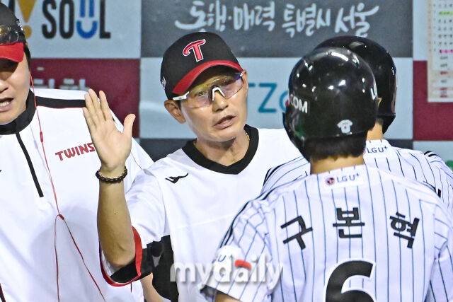 19일 서울 잠실야구장에서 열린 '2025 신한 SOL BANK KBO리그' 롯데 자이언츠와 LG 트윈스 경기. LG 염경엽 감독이 5회말 1사 2-3루 문성주 적시타에 득점을 올린 구본혁, 박해민과 하이파이브를 하고 있다./마이데일리