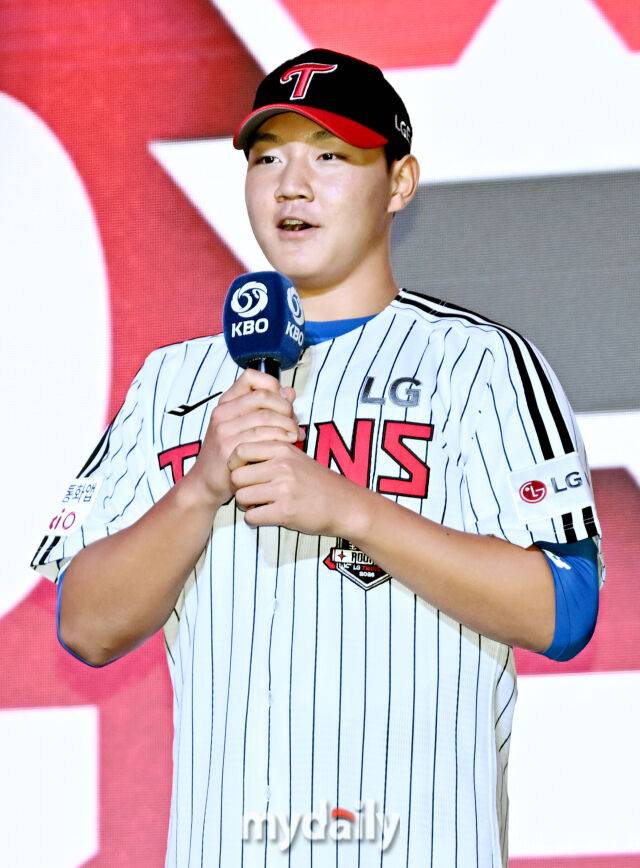 경기항공고 양우진이 17일 오후 서울 잠실 롯데호텔에서 진행된 '2026 KBO 신인 드래프트'에서 1라운드 8순위로 LG에 지명된 뒤 소감을 밝히고 있다. 이번 드래프트는 전면 드래프트 방식으로 총 11라운드에 걸쳐 진행되며, 총 1,261명의 대상자 중 최대 110명이 KBO 10개 구단의 새 식구로 합류하게 된다. 지명 순서는 2024시즌 최종 순위 역순에 따라 키움 히어로즈를 시작으로 NC 다이노스, 한화 이글스, 롯데 자이언츠, SSG 랜더스, KT 위즈, 두산 베어스, LG 트윈스, 삼성 라이온즈, KIA 타이거즈 순으로 진행된다./마이데일리