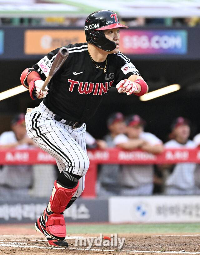 17일 오후 이넌광역시 문학동 인천SSG랜더스필드에서 진행된 '2025 프로야구 KBO리그' SSG랜더스와 LG트윈스의 경기. LG 박해민이 4회초 2사 2루서 1타점 적시타를 터뜨리고 있다./마이데일리