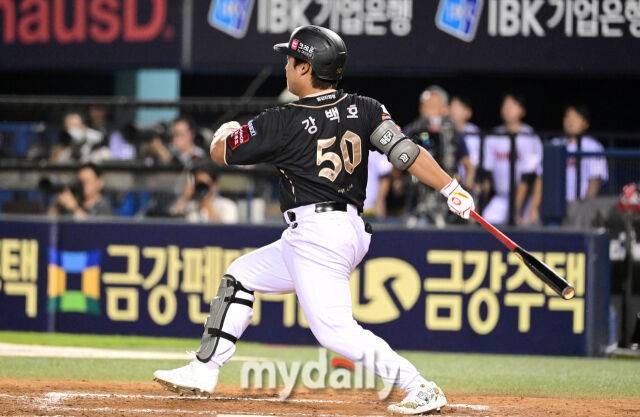 2025년 9월 11일 오후 서울 잠실구장에서 열린 '2025 신한 SOL뱅크 KBO 리그' KT 위즈와 LG 트윈스의 경기. KT 강백호가 7회초 무사 1.2루서 대타로 나와 1타점 적시타를 치고 있다./마이데일리