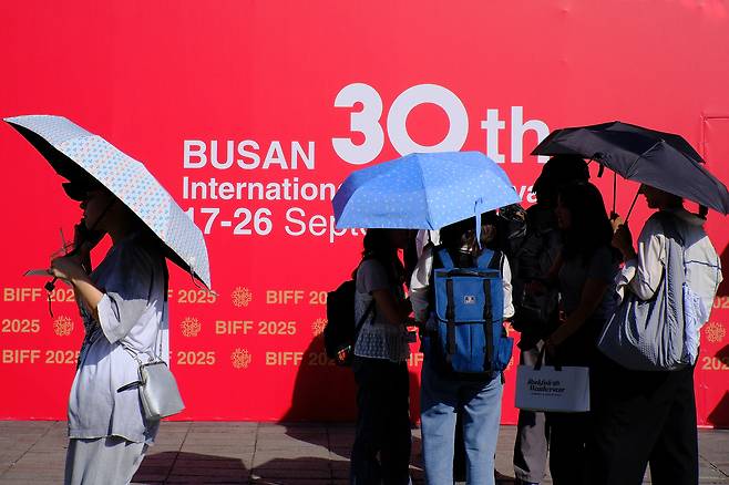 영화의전당 부산국제영화제 매표소에서 티켓을 구매하고 있는 방문객 [연합뉴스]
