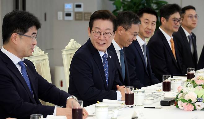 이재명 대통령이 18일 용산 대통령실에서 증권사 리서치센터장들과 오찬 간담회를 하고 있다. [연합]