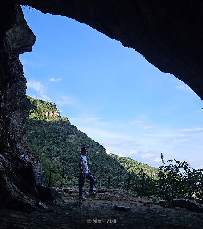 도선굴 입구의 정용식 ㈜헤럴드 상무