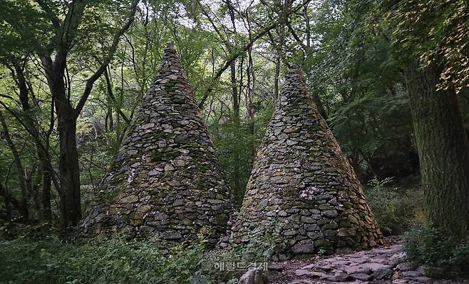 금오산 등산로의 돌탑