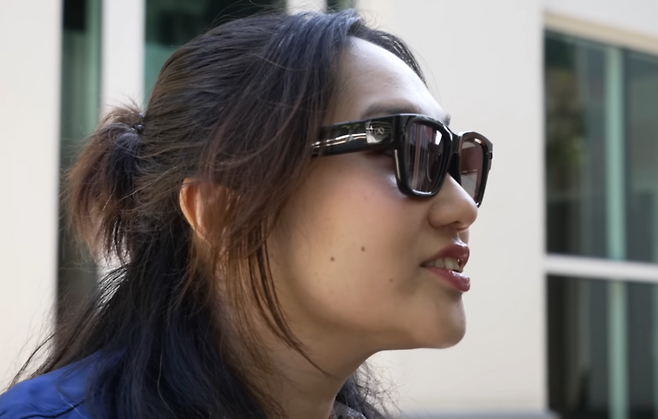 메타 레이밴 디스플레이. [더 버지 공식 유튜브 갈무리]