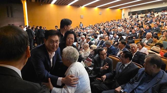 참석자들과 인사 나누는 정문헌 종로구청장