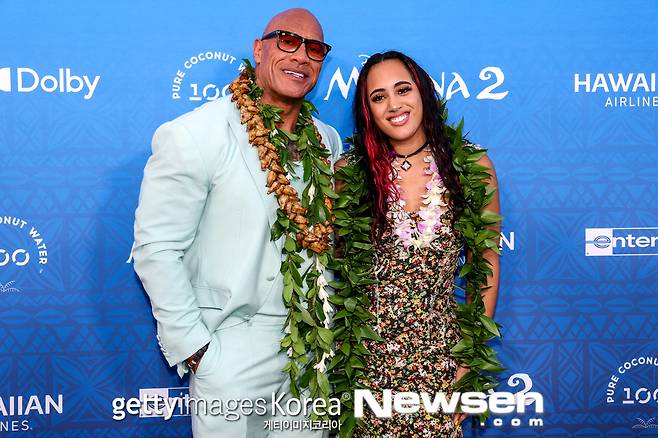 왼쪽부터 드웨인 존슨, 에이바 레인