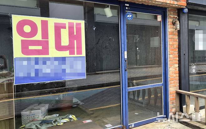 [청주=뉴시스] 연현철 기자 = 17일 충북 청주시 상당구 성안길 골목에 위치한 상가에 임대 문의 현수막이 내걸려 있다. 2025.09.17. photo@newsis.com