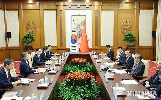 [베이징=신화/뉴시스] 조현(왼쪽 두 번째) 외교부 장관이 17일(현지 시간) 중국 베이징에서 왕이 중국 외교부장과 회담하고 있다. 2025.09.18.