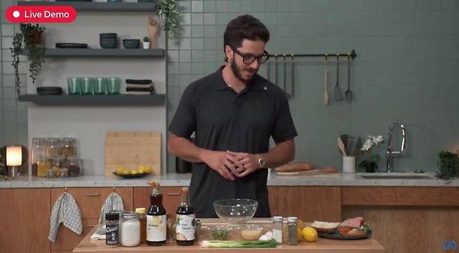 [서울=뉴시스] 미 캘리포니아주 멘로파크에 위치한 메타 본사에서 '메타 커넥트 2025'에서 스마트 글래스 기반 기술 시연 모습 (사진=메타 유튜브 캡처) *재판매 및 DB 금지