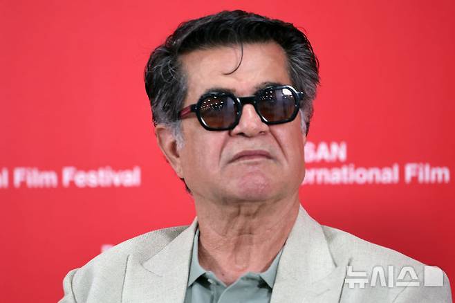 [부산=뉴시스] 박진희 기자 = 자파르 파나히(Jafar Panahi) 감독이 18일 부산 해운대구 영화의전당 비프힐에서 제30회 부산국제영화제 '올해의 아시아영화인상' 수상자 기자회견을 하고 있다. 2025.09.18. pak7130@newsis.com