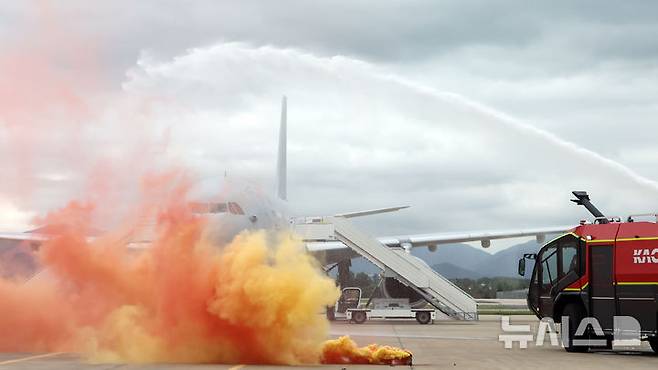 [부산=뉴시스] 하경민 기자 = 2025 APEC 정상회의 대비 민·관·군 합동 항공기 사고대응 훈련이 열린 18일 부산 강서구 공군 제5공중기동비행단 주기장에서 공군과 소방, 공항공사 등이 등이 항공기 기체 결함으로 인한 동체 착륙 상황을 가정한 화재를 진압하고 있다.   이날 훈련에는 공군, 한국공항공사, 강서소방서, 대한항공 테크센터 등 29개 기관에서 100여 명이 참여했다. 2025.09.18. yulnetphoto@newsis.com