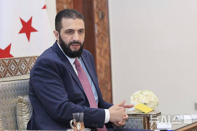 [다마스쿠스=AP/뉴시스]아메드 알샤라 시리아 임시 대통령이 지난 7월27일(현지 시간) 다마스쿠스에서 인민회의 구성 총선 최종안을 보고받고 있다. 2025.09.18.