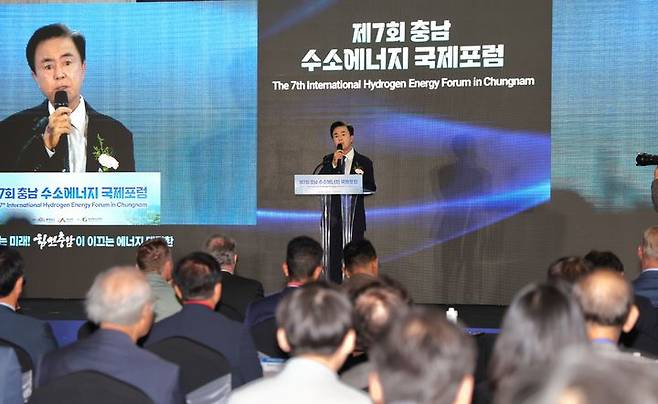 [홍성=뉴시스] 김태흠 충남지사가 18일 서산에서 열린 제7회 수소에너지 국제포럼에서 인사말을 하고 있다.  *재판매 및 DB 금지