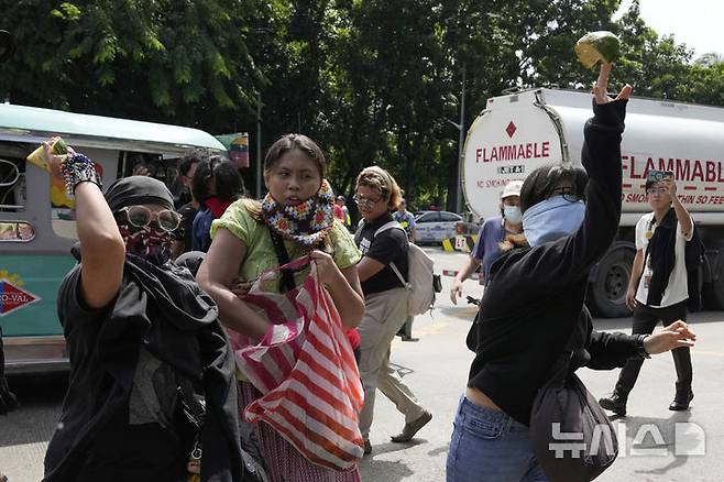 [마닐라=AP/뉴시스] 필리핀 마닐라 시민들이 4일 국회의원과 건설업체의 홍수 방지 비용 유용 등 부패에 항의하는 시위를 벌이고 있다. 2025.09.18.