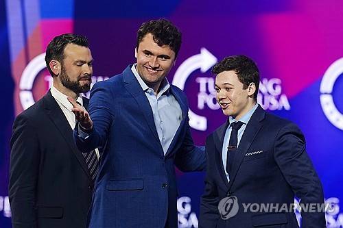 2021년 터닝포인트 USA 행사에 참석한 찰리 커크(가운데) / 카일 리튼하우스(우) [AP=연합뉴스]
