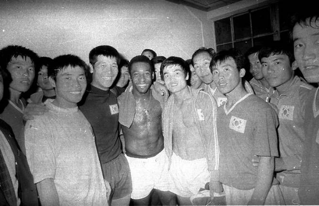 1972년 6월 펠레(가운데)가 서울윤동장에서 열린 친선경기를 마친 뒤 한국대표팀과 기념 촬영을 하고 있다. 맨 왼쪽에 당시 19세였던 차범근 선수가 보인다. 대한축구협회 제공