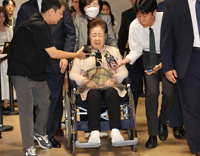 한학자 통일교 총재가 17일 서울 종로구 KT광화문빌딩에 마련된 민중기 특별검사팀 사무실에서 조사를 받은 뒤 귀가하고 있다. 연합뉴스