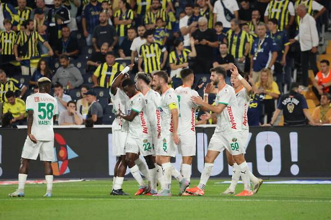 페네르바체와 2-2로 비긴 황의조 소속 팀인 알라니아스포르. 사진 맨 오른쪽 선수가 황의조. 알라니아스포르 홈페이지