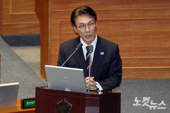 19일 서울 여의도 국회에서 열린 제429회국회(정기회) 제8차 본회의 교육·사회·문화에 관한 질문에서 김민석 국무총리가 의원 질의에 답변을 하고 있다. 윤창원 기자