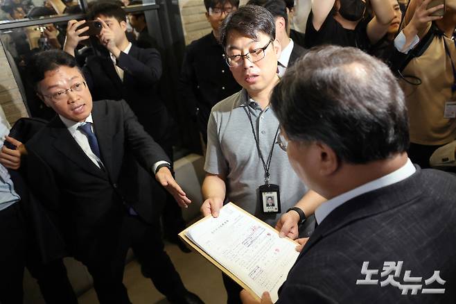 김건희 특검팀(민중기 특별검사)이 18일 서울 여의도 국민의힘 중앙당사에서 국민의힘 변호사에게 압수수색 영장을 제시하고 있다. 윤창원 기자