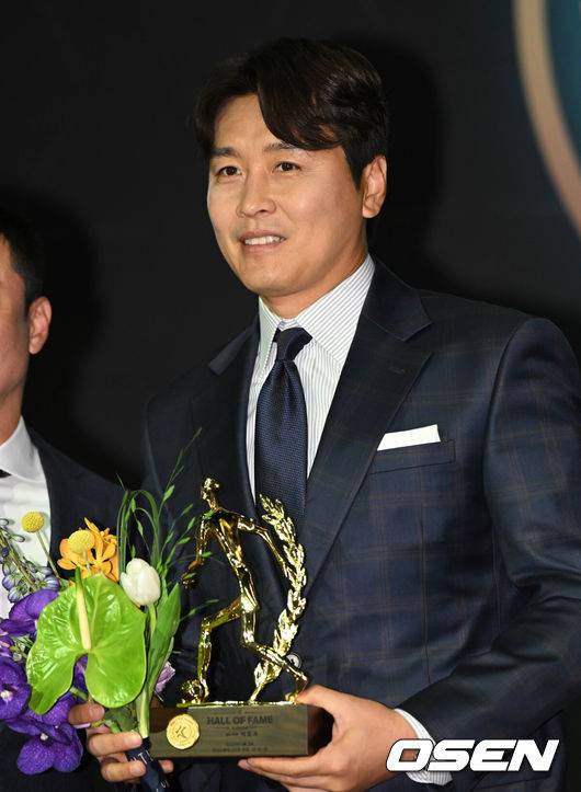 [OSEN=조은정 기자]2일&nbsp;서울 장충동 앰버서더 호텔에서 K리그 명예의 전당 헌액식이 열렸다.선수부문 4세대 헌액된 이동국이 포즈를 취하고 있다. 2023.05.02 /cej@osen.co.kr