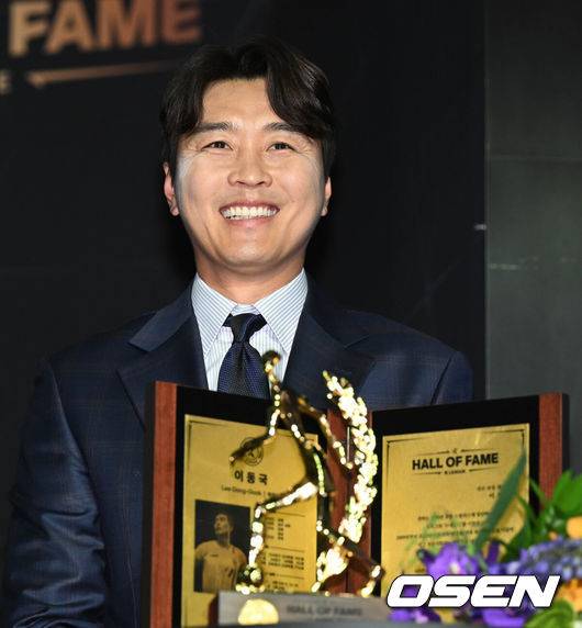 [OSEN=조은정 기자]2일&nbsp;서울 장충동 앰버서더 호텔에서 K리그 명예의 전당 헌액식이 열렸다.선수부문 4세대 헌액된 이동국 전 대한축구협회 부회장이 포즈를 취하고 있다. 2023.05.02 /cej@osen.co.kr