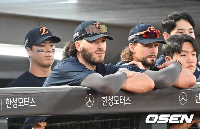 [OSEN=부산, 이석우 기자] 한화 이글스 노시환, 폰세, 와이스, 정우주, 문동주 046 2025.09.10 / foto0307@osen.co.kr