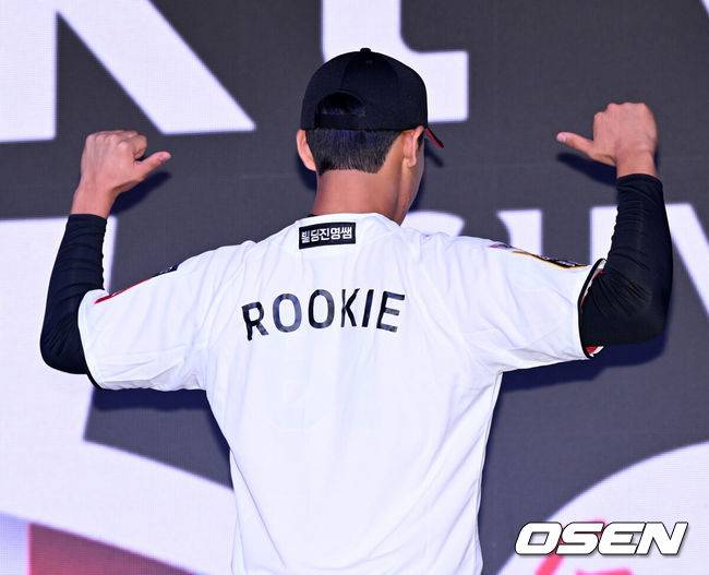 [OSEN=이대선 기자] 17일 오후 7일 오후 서울 롯데호텔 월드에서 ‘2026 KBO 신인 드래프트’가 열렸다.이번 드래프트는 전면 드래프트 방식으로 총 11라운드에 걸쳐 진행된다. 대상자는 총 1천261명으로, 고등학교 졸업 예정자 930명, 대학교 졸업 예정자 216명, 얼리 드래프트 신청자 51명, 해외 아마추어·프로 출신 선수 19명이다. 이 중 최대 110명이 KBO 10개 구단의 부름을 받게 된다.KT에 지명된 전주고 박지훈이 기념촬영을 하고 있다. 2025.09.17 /sunday@osen.co.kr