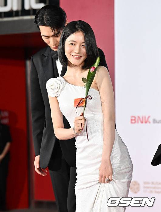 [OSEN=부산, 이석우 기자] 17일 부산 해운대구 센텀시티 영화의 전당에서 배우 이병헌의 사회로 제30회 부산국제영화제 개막식이 열렸다.BIFF는 그간 비경쟁영화제였지만 30주년을 맞이한 올해 본격적인 경쟁부문을 신설했다. ‘아시아의 시선으로 아시아를 바라본다’는 관점에서 시작한 제1회 ‘부산 어워드’는 아시아 주요 작품 14편을 초청해 대상, 감독상, 심사위원 특별상, 배우상, 예술공헌상 등 5개 부문에서 시상한다.신예은이 개막식 포토월에서 포즈를 취하고 있다. 2025.09.17 / foto0307@osen.co.kr