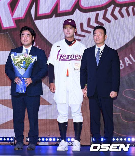 아버지 박석민 전 코치와 함께 무대 오른 박준현