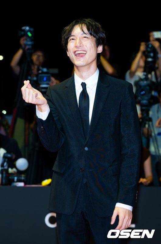 [OSEN=부산, 민경훈 기자] 제30회 부산국제영화제(BIFF) 레드카펫 행사가 17일 오후 부산 해운대구 영화의 전당에서 열렸다.  올해 개막작은 박찬욱 감독의 ‘어쩔수가없다’이며, 주연배우 이병헌은 개막식 사회까지 본다. 폐막작으로는 경쟁 부문 대상 수상작을 상영한다. 올해 30주년을 맞이한 부산국제영화제는 오는 26일까지 총 64개국 328편의 작품을 만날수 있다. 배우 사카구치 켄타로가 레드카펫을 밟으며 포즈를 취하고 있다. 2025.09.17 / rumi@osen.co.kr