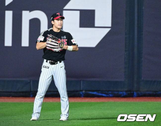 [OSEN=수원, 최규한 기자] 16일 수원 KT위즈파크에서 ‘2025 신한 SOL Bank KBO리그’ KT 위즈와 LG 트윈스의 경기가 열렸다.홈팀 KT는 헤이수스, 방문팀 LG는 손주영을 선발로 내세웠다.2회말 수비 때 LG 좌익수 구본혁이 수비를 준비하고 있다. 2025.09.16 / dreamer@osen.co.kr