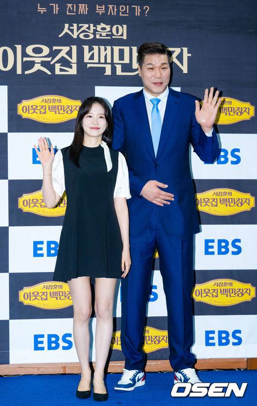 [OSEN=민경훈 기자] 16일 오전 서울 중구 프레스센터 서울 클럽홀에서 EBS ‘서장훈의 이웃집 백만장자’ 제작발표회가 열렸다.올 상반기 많은 사랑을 받았던 EBS ‘서장훈의 이웃집 백만장자’가 17일(수) 정규 편성으로 돌아온다. 이번에는 MC 장예원과 호흡을 맞추며 다양한 분야의 ‘백만장자’들을 만나 이야기를 나눌 것으로 기대를 모으고 있다.장예원, 서장훈이 포토타임을 갖고 있다. 2025.09.16 /rumi@osen.co.kr