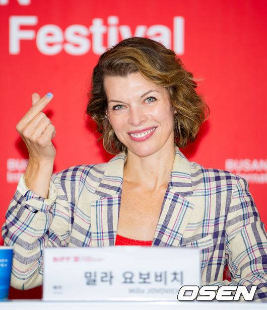 [OSEN=부산, 민경훈 기자] 배우 밀라 요보비치가 18일 오후 부산광역시 해운대구 영화의전당 비프힐 기자회견장에서 열린 ‘제30회 부산국제영화제’ 영화 '프로텍터' 기자 간담회에 참석했다.한편, 밀라 요보비치 주연의 영화 '프로텍터'(감독 애드리언 그런버그)는 아동 인신매매범들에게 납치된 딸 클로이를 72시간 안에 찾아야 하는, 미국 특수부대 요원 출신인 니키 할스테드(밀라 요보비치)의 숨막히고 자비 없는 추격 액션을 그린 이야기이다.배우 밀라 요보비치가 기자간담회 중 손하트를 날리고 있다. 2025.09.18 / rumi@osen.co.kr